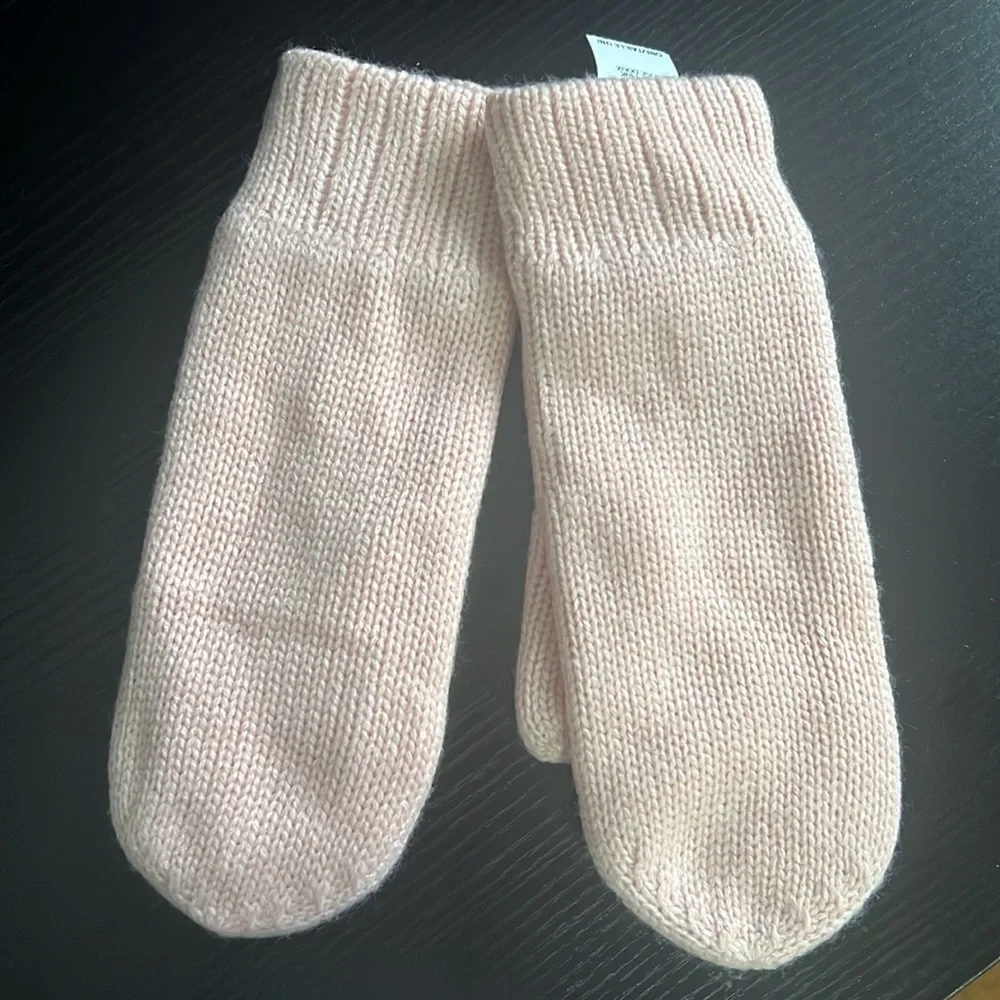 NEW Aritzia Lolo Mitten Main Character In soft Pink Rose Doux ONE SIZE